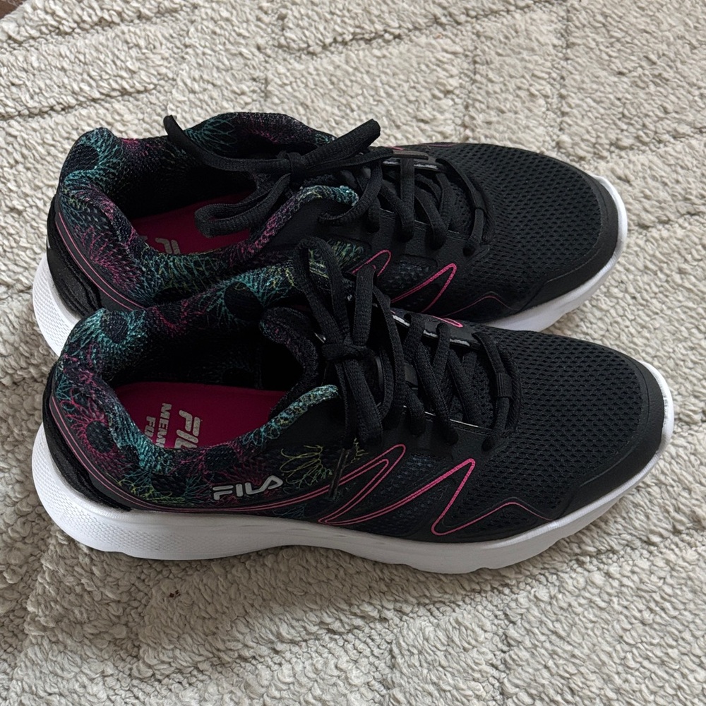 Women’s 9 Fila memory foam sneaker